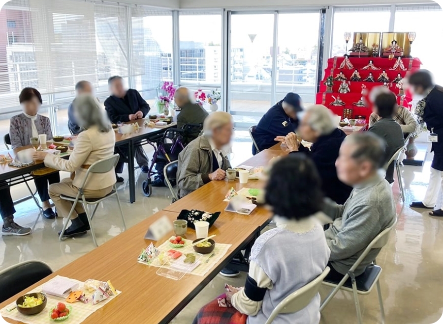 ひな祭り ひな飾りを前にお茶会をしました。